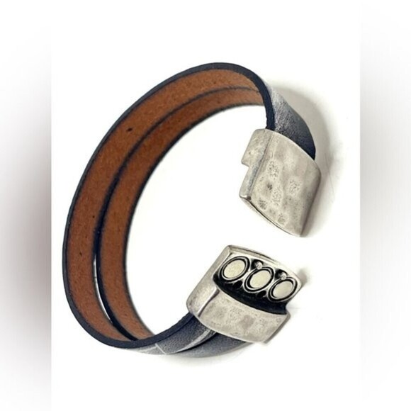 Double Leather Artisan Crafted Bracelet with Hammered Metal​​ - Picture 3 of 7